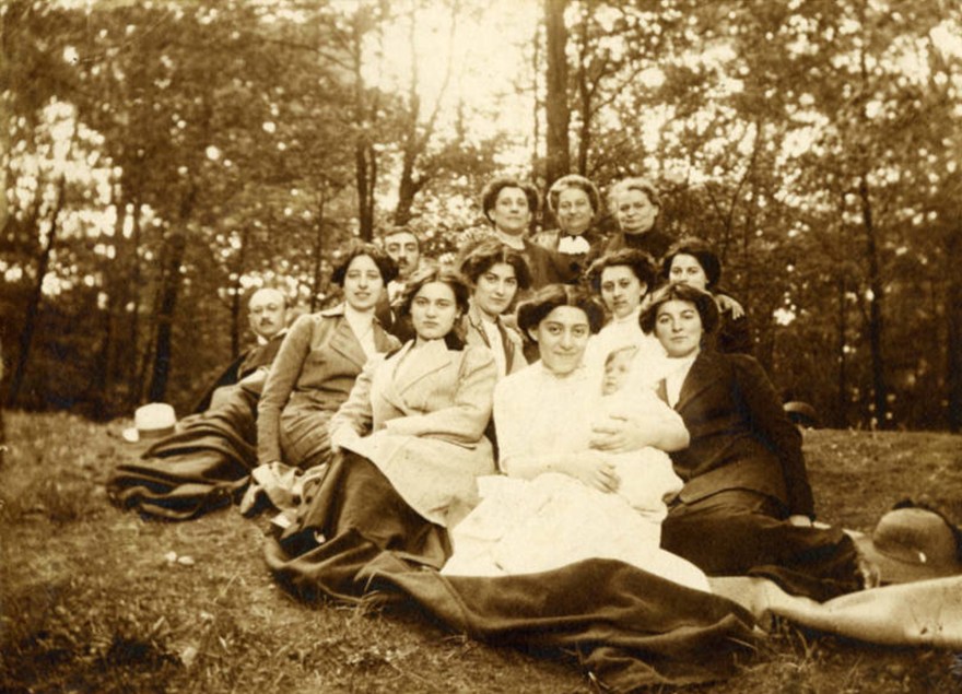 Edith_Family_Friends_1911